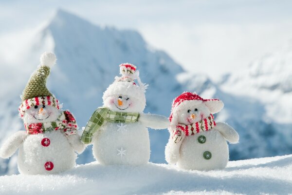 Divertidos muñecos de nieve lindos en sombreros