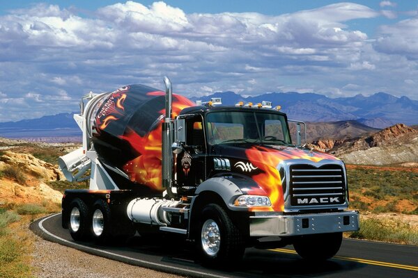 Camion lumineux dans les montagnes