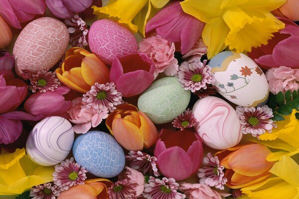 Floral arrangement with Easter eggs