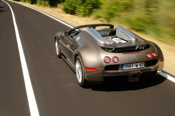 Auto sportiva bugatti sulla strada