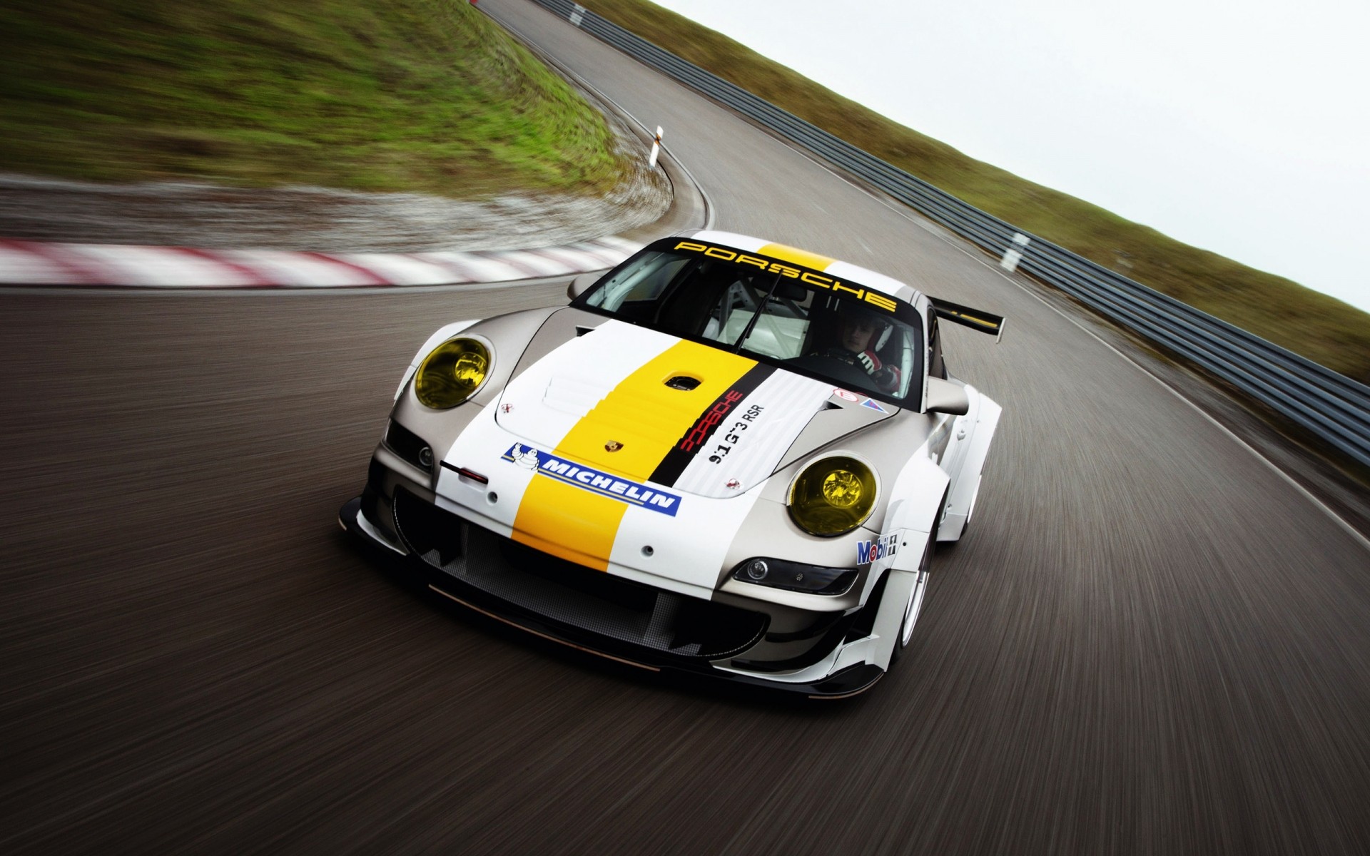 porsche course rapide voiture voiture dépêchez-vous système de transport piste compétition action sport automobile disque championnat asphalte route flou