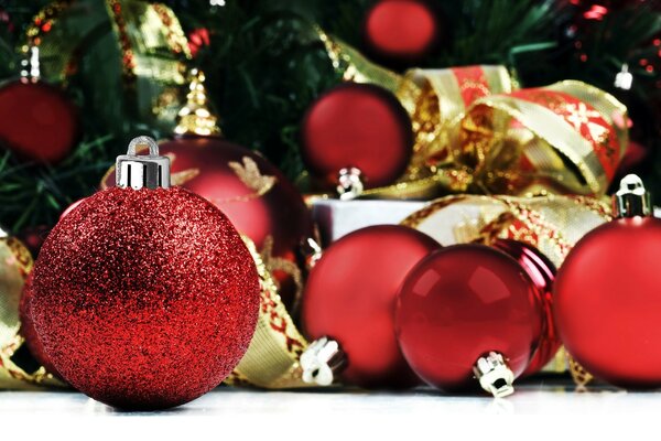 Beaucoup de boules de Noël rouges sur l arbre de Noël