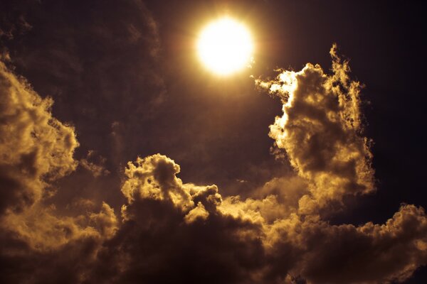 Nuages de nuages qui couvrent le soleil