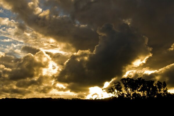 Cumulus énormes dans les rayons du coucher du soleil