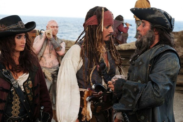 Jack Sparrow está de pie con los piratas discutiendo casos