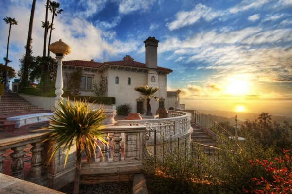 Viajes y arquitectura de casas y cabañas contra el cielo