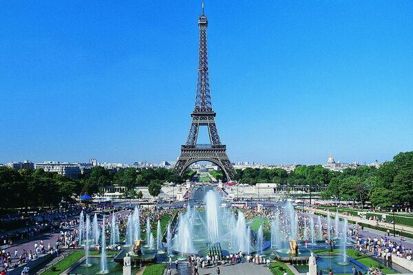 Fontana a Parigi sullo sfondo della Torre Eiffel