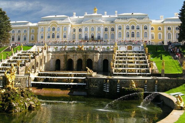 Majestatyczny zamek z posągami i fontanną