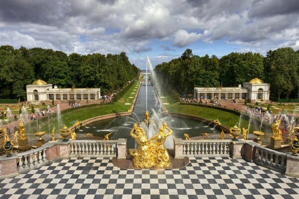 Schöne Architektur. Der Schlossgarten. Brunnen im Garten. Goldene Statuen. Landschaft