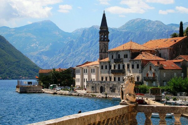 Grande Castello del Lago di alta montagna