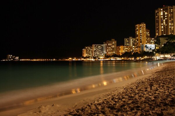 海岸附近夜晚的高楼大厦