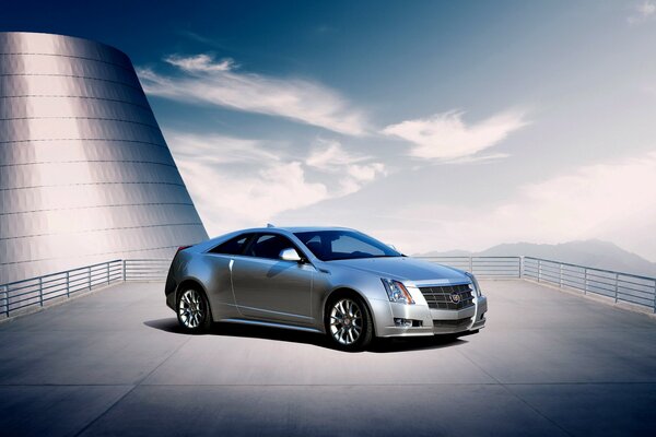 Un Cadillac gris en el estacionamiento