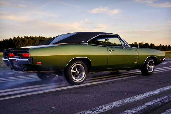 Dodge Old School em uma estrada americana