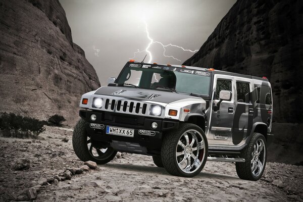 Coche hummer en un desfiladero de montaña rocosa