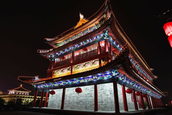 Chinesische beleuchtete Pagode in der Nachtstadt