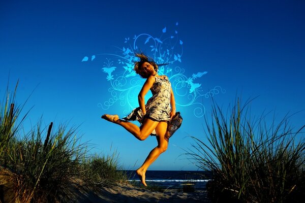 Chica bailando al atardecer en la orilla del mar