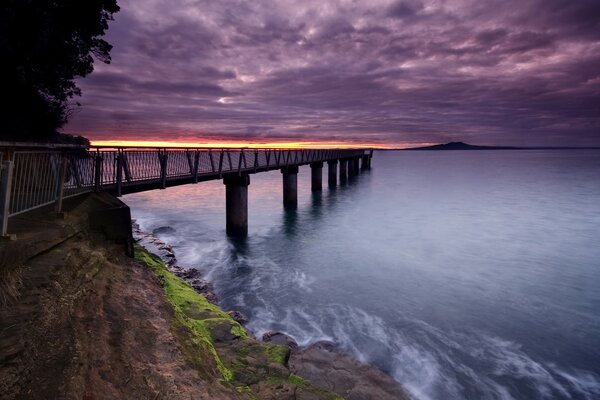 Puente. Puesta de sol en el mar. Hermoso paisaje