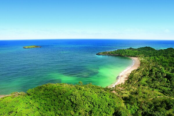 Paysage aquatique et île verte