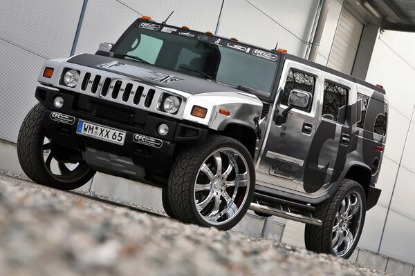 Nuevo coche hummer en el fondo