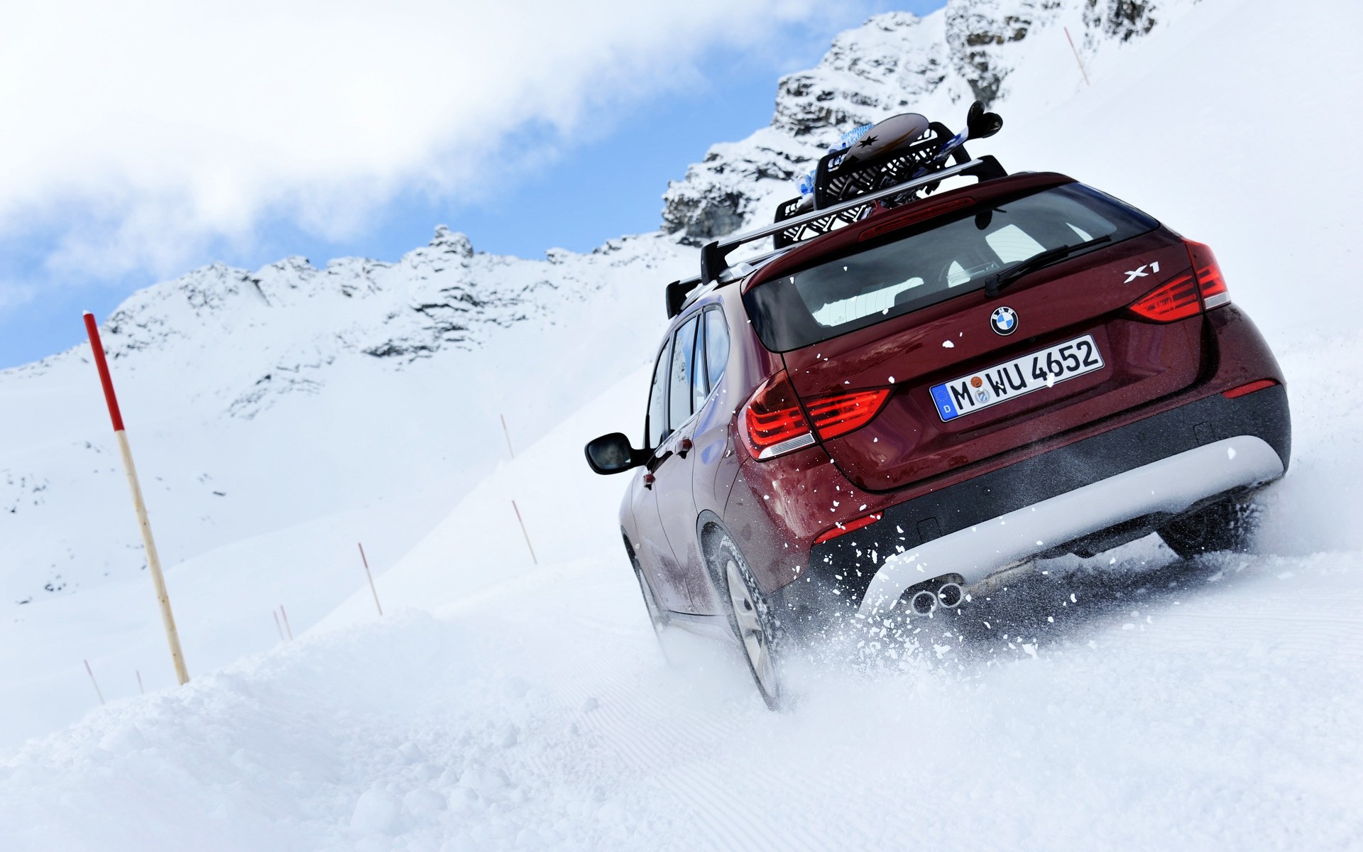 bmw neige hiver froid glace piste congelé voiture gel tempête de neige météo neigeux système de transport givré dépêchez-vous montagne bmw x1