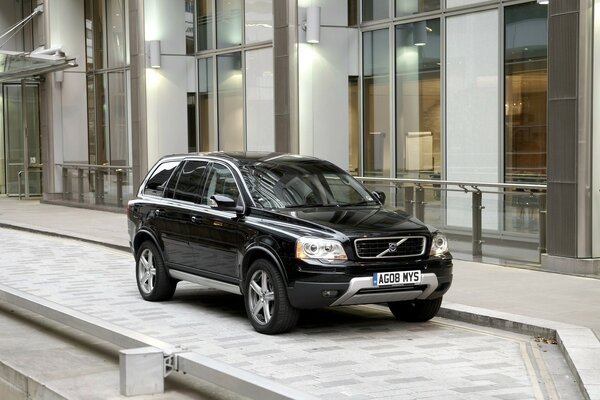 Une voiture Volvo se tient sur le trottoir