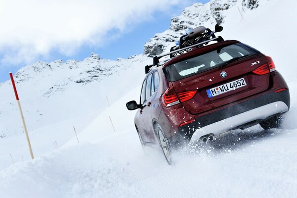 BMW im kalten Winter im Schnee