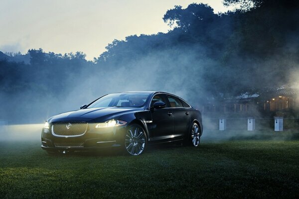 Voiture noire Jaguar avant