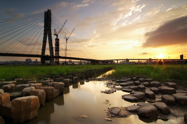 Heller Sonnenuntergang über der Brücke in der Stadt