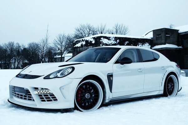 Porsche bianca sulla neve