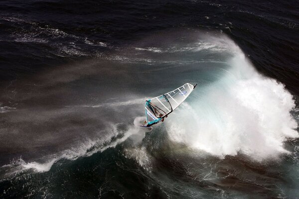 Surf en las olas de tormenta del océano