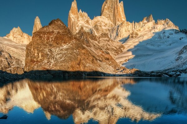 Spiegelreflexion der Berge im Wasser