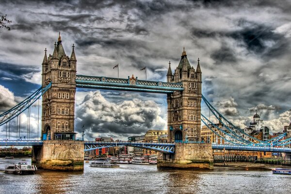 Riesige Brücke von heute Großbritannien