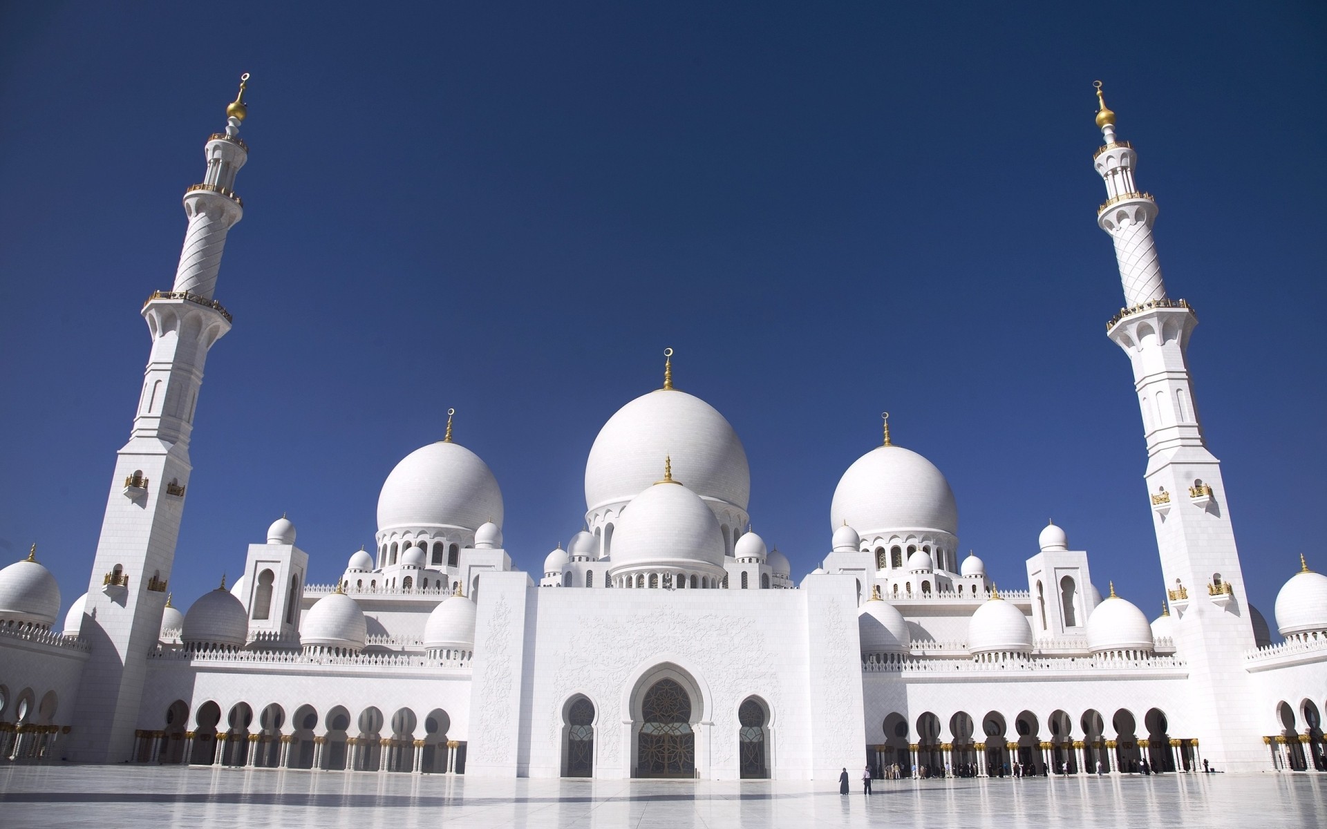 emirados árabes unidos minarete religião muçulmano cúpula arquitetura céu viagens oração ao ar livre templo profeta sultanato religioso espiritualidade adoração santo casa monumento branco