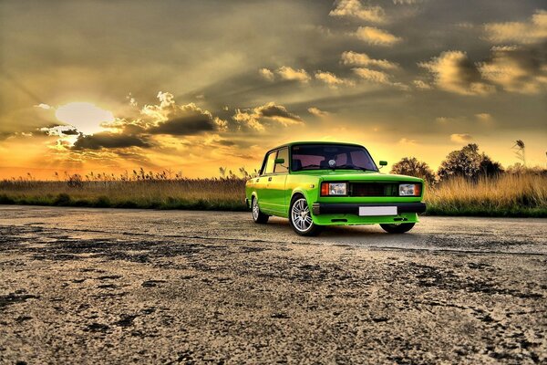 Zhiguli verde en el fondo de la puesta de sol