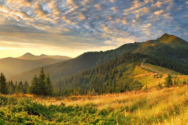 Berglandschaft. Sonnenuntergang in den Bergen