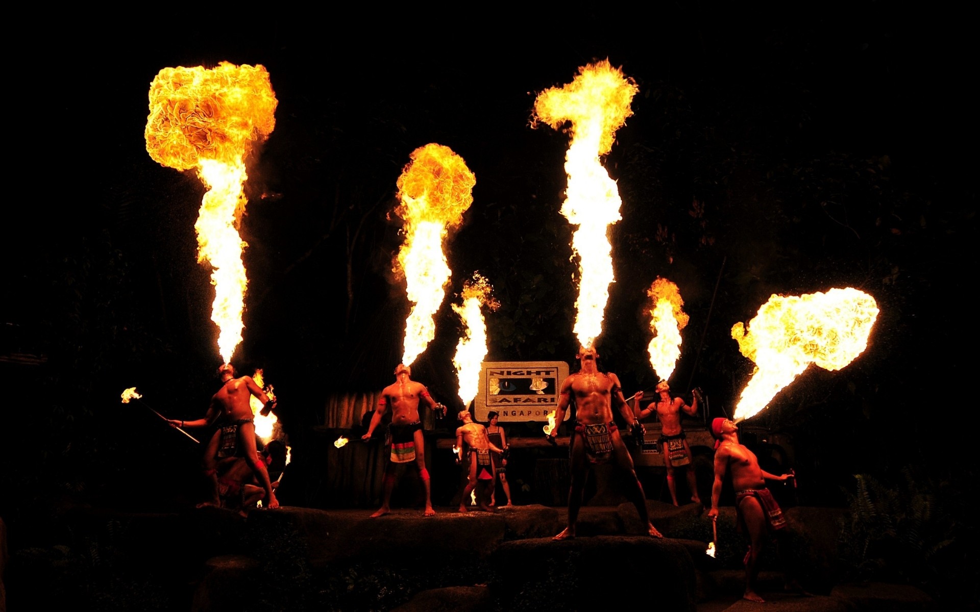 outras cidades fumaça chama carvão quente combustível rebelião desastre calor fogo fogueira explosão festival fogo posto batalha energia perigo mostrar fogo escuro