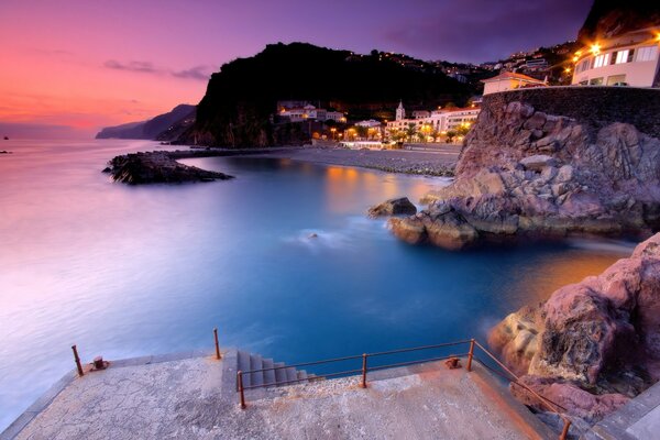 Puesta de sol rosa en Grecia sobre el mar