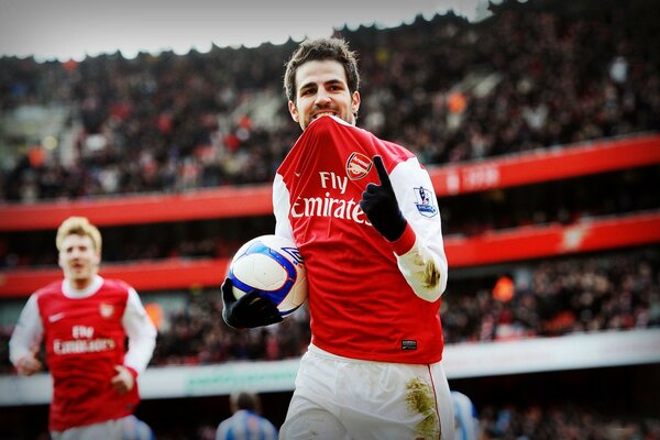 Joueur de football avec ballon dans les mains