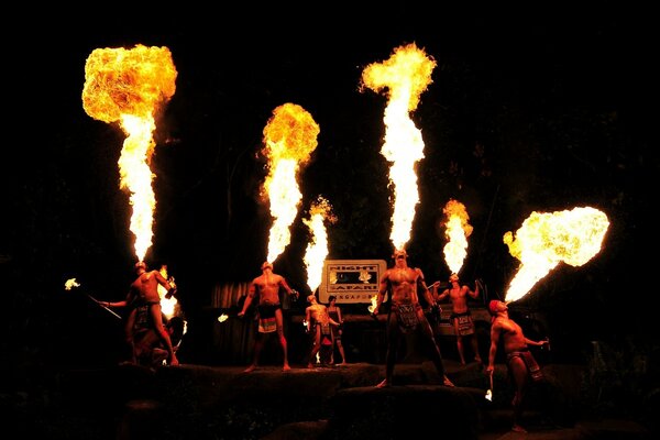 Apresentação de fogo das cidades noturnas