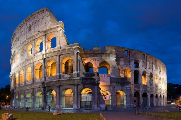 Night amphitheater in the Colosseum