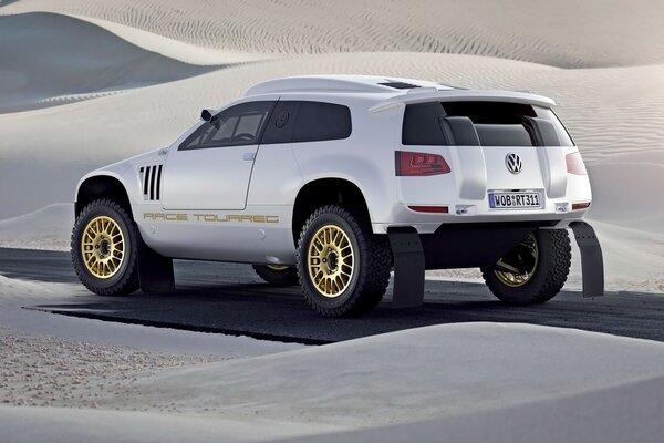 Volkswagen blanc dans les sables blancs