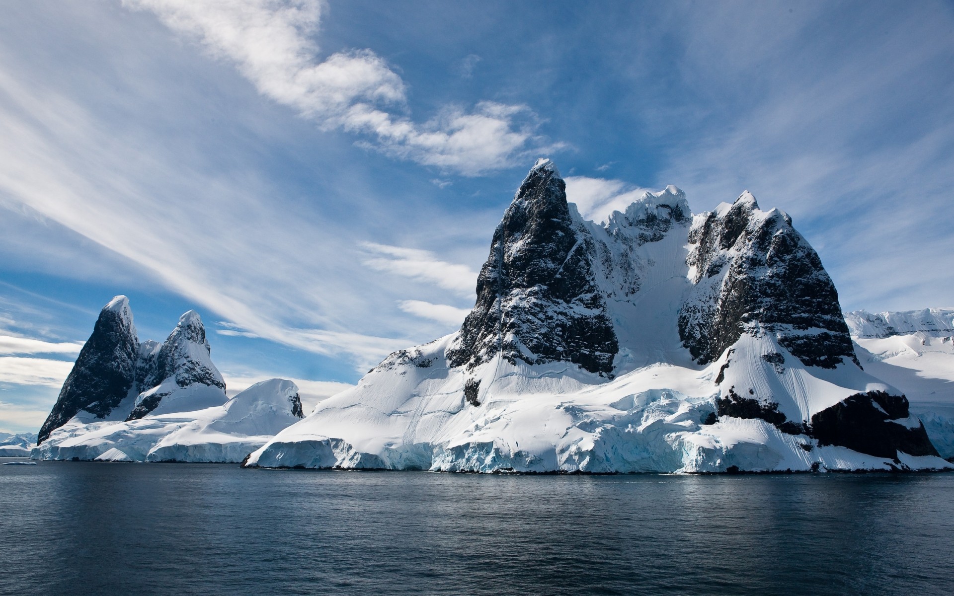 invierno nieve hielo iceberg glaciar montañas escarchado frío agua paisaje congelado fusión sueño cielo blanco imagen