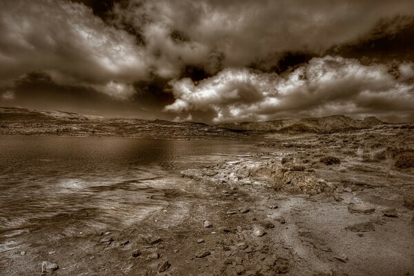 Paisaje oscuro de la playa y las montañas