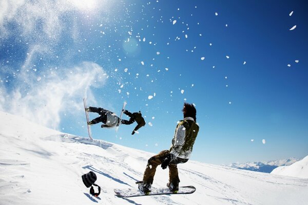 Weißes Top und Snowboard Freestyle