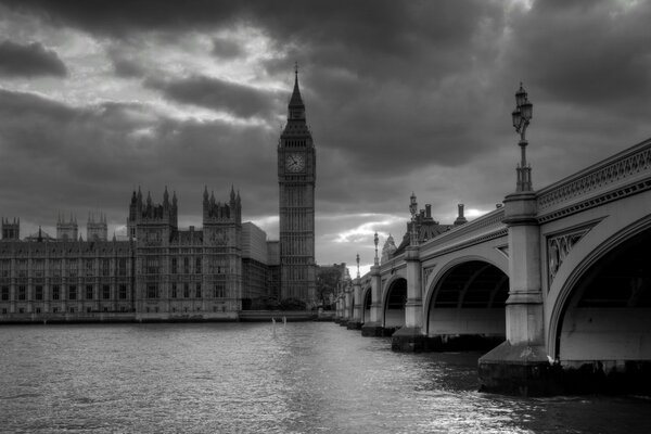 Paisaje arquitectónico en blanco y negro del Reino Unido