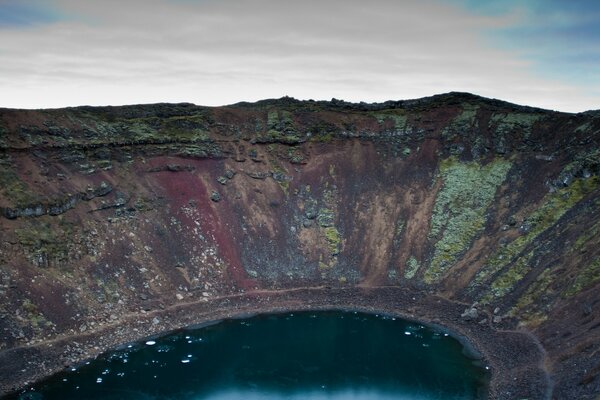 Volcan inhabituel sur la montagne