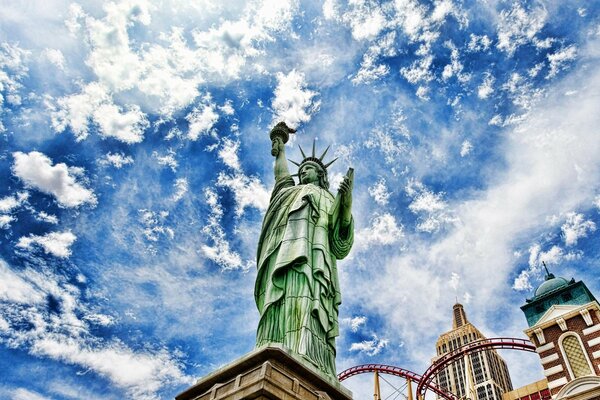 Statua della libertà negli Stati Uniti contro il cielo