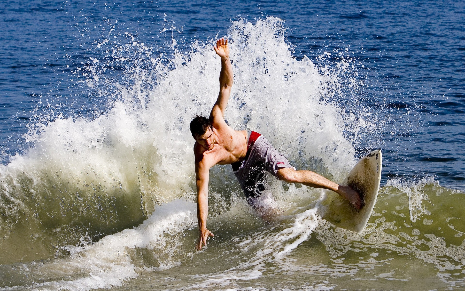 surf acqua surf azione oceano spiaggia mare divertimento sport acquatici tempo libero tempo libero movimento splash bagnato spray estate mare onda eccitazione uomo sport immagine sfondo