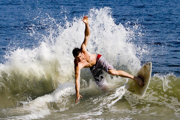 Surfeando en el océano furioso