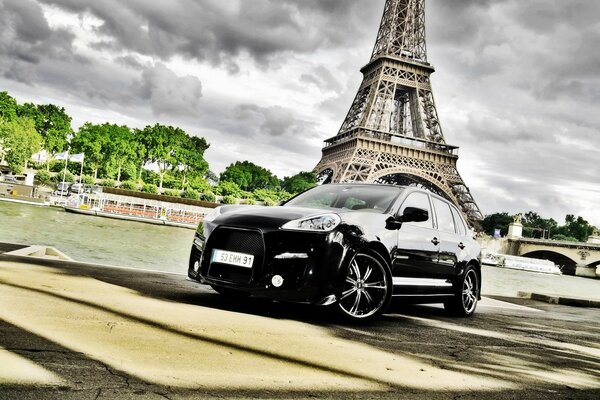 Porsche noire sur fond de tour Eiffel